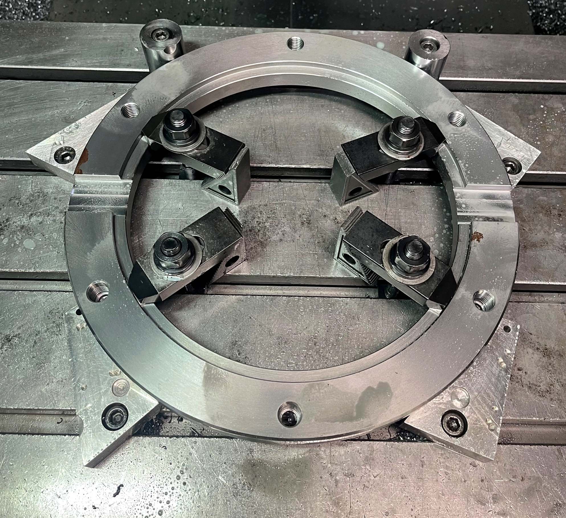 Clamped circular component on the CNC table